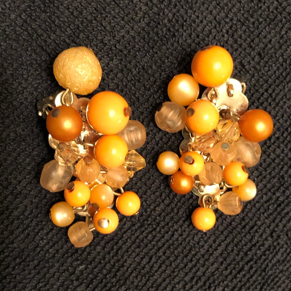 Vintage 1940s - Karu Arke dangling bead clip on earrings